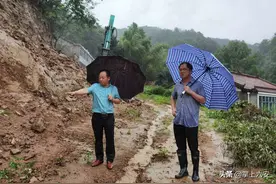 金安区东河口镇党委副书记张成武，抗洪抢险一线突发脑溢血倒地后，吩咐村干部和应急队员“快去转移群众”图片