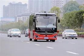 全国首辆自动驾驶公交车在永川投用 AI全程控制 车辆行驶平稳图片