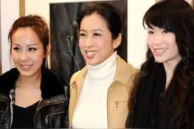 朱玲玲穿嫩黄色皮衣好显年轻，配盘发与年轻人合影，轻松美成焦点图片