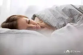 今天你熬夜了吗？就算身边没人搂着 也要自己睡个好觉图片