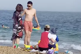 李小萌罕见携老公度假被偷拍，穿长裙烫波浪卷，老公摸头杀超腻歪图片