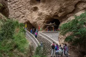 甘肃一寺庙，罕见“落沙变天”奇观至今成谜，门票10元却少为人知图片