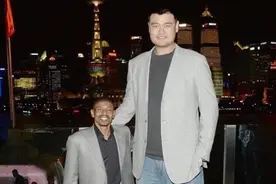 名宿晒与姚明合影 不合身西服引热议 他1.60米却有39盖帽图片