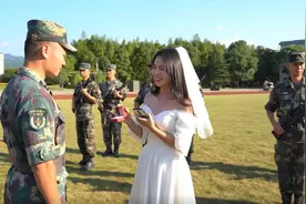 你没时间回来娶我，我就追到军营嫁给你！图片