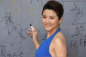 曾获八料影后的颜丙燕，穿衣也挺大胆的，领子开条缝真撩人图片