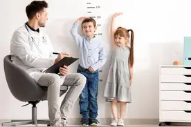 “饱睡”会影响孩子身高，娃三岁以后，睡前这杯奶的时间别太晚了图片