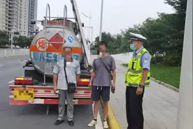 违停油罐车变身“加油车”，路过交警及时制止并严厉处罚！图片