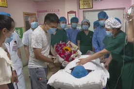 河南一孕妇第三胎生全男四胞胎，概率仅为325万分之一，父亲取名：繁荣昌盛图片
