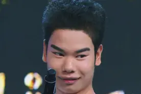 与吴镇宇称兄道弟，被BABY挂在嘴边，红极一时的发际线小吴去哪了图片