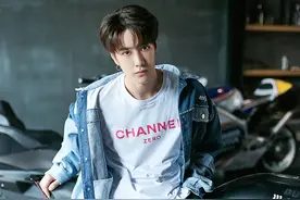 王一博兑现与医护粉丝见面约定，素颜彰显奶油肌，且还有8块腹肌图片