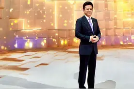 朱军一家三口罕同框，老婆素颜出镜似少女，儿子身材壮硕快比爸高图片