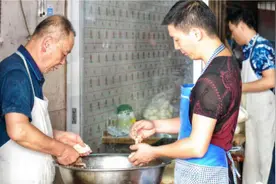 大叔在小镇上开包子铺，每天用掉6袋面，客人：去晚一笼都吃不到图片
