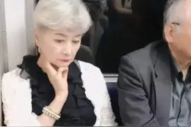 60岁“精致奶奶”与30岁“憔悴妈妈”对比，活出自我有多重要图片
