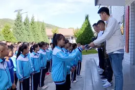 千里传爱心！道德模范王秀敏向华池县贫困学生捐赠校服~图片