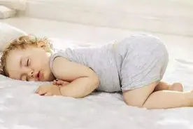 宝宝“趴着睡”到底好不好？利与弊很明显，家长要提前了解图片