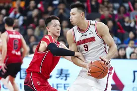 CBA劳模易建联，依旧是球队内线屏障，真正的夺冠核心图片