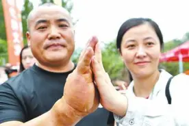 上海镖头练就一身硬功夫，铁砂掌开碑裂石，哪料上台被一学生击翻图片