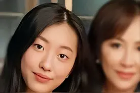 陈奕迅16岁女儿罕见露面，皮肤黝黑穿搭时髦，五官似妈妈翻版图片