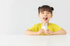 喝牛奶和不喝牛奶的人到底差在哪里？图片