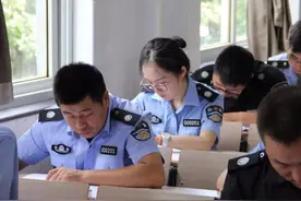辅警迎来好消息，“年薪制”职员首次招聘，工资高、学历门槛低图片