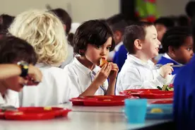 英国贫困孩童深陷饥饿危机，“第一世界强国”为何沦落到这般丢脸境地？图片