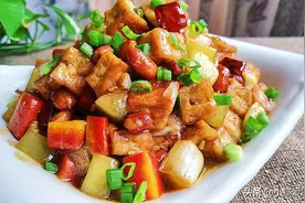 小猫用1块豆腐加上胡萝卜和黄瓜，做的宫保豆腐丁，好吃下饭图片