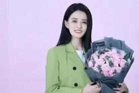 离开渣男以后，徐璐参加活动手捧鲜花，美得让人窒息图片