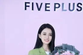 离开渣男以后，徐璐参加活动手捧鲜花，美得让人窒息图片
