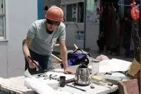 大妈煤炭画吸粉几十万，工地练字成网红，谁说农民没有艺术细胞？图片