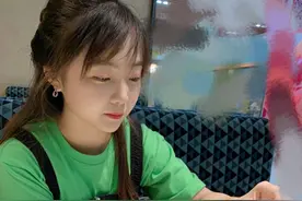 林妙可疑似已签约公司，商演价格仅千元，近照甜美与青春期差别大图片