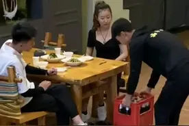 一对夫妻在餐馆用餐 妻子的种种行为令丈夫很没面子 最后不欢而散图片