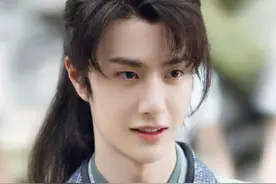 王一博晒童年合照，妈妈颜值成焦点，网友感叹：婆婆好美图片