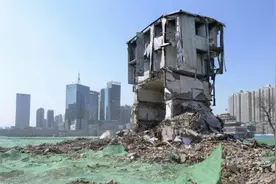 广东“固执”钉子户：索赔上亿元，把开发商拖垮，结果自己也完蛋图片