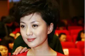 央视“名嘴”海霞和丈夫近照，丈夫是清华博士生导师图片