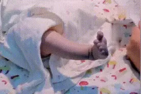 宝宝刚降生主动把脚放在医生面前，却遭医生无视，宝宝：浪费感情图片