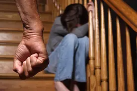 “爸爸，别再打了”6岁女孩顶嘴被爸爸殴打，却再听不到她喊爸爸图片