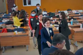 央视主播海霞罕现身，保养极好不似48岁人，王宁紧跟身后好羞涩图片