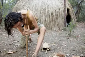 实拍女子独自隐居原始山林的生活图片