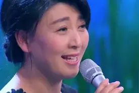 当初她不顾一切高龄生育，幕前说“幸福”，如今幕后却被现实打脸图片
