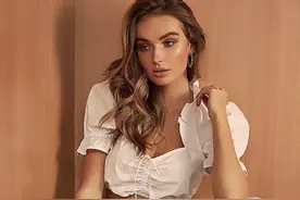 澳洲健康超模 淡粉唇灰眼影，黑白极简风穿搭出气质减龄风图片