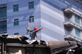 西长安街街道拆除2200平方米违建，将为居民建休闲健身场所图片