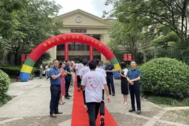 合肥一六八玫瑰园学校西校区“青春向党，奋斗强国”九年级毕业典礼在风雨操场隆重举行图片