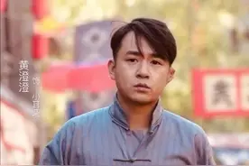 "小耳朵"近照，与美女低调吃路边小店，吞云吐雾很“豪横”图片