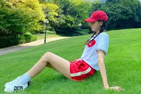 沈梦辰演绎独特潮流，白T恤配红短裤，大长腿又白又细太惹眼图片