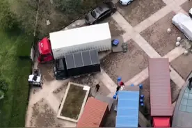 关晓彤新戏路透曝光！身材纤瘦6辆大车随行，引路人不满被封路？图片