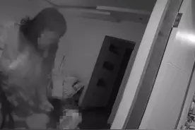 “你那么好看，以后不能再这样了”，凌晨一醉酒姑娘身穿内衣敲门图片