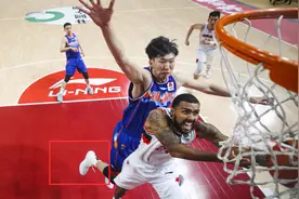 仅剩郭艾伦一人！赞助商没给周琦买特殊穿鞋名额，只能穿光板战靴图片