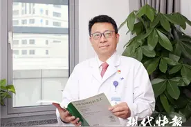 他是院长，也是医生！华东：最大心愿是为万千患者重燃“生命之光”图片