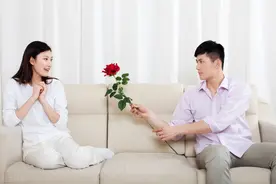 丈夫出差，女人收留前夫在家过夜，仅仅是因为同情？图片