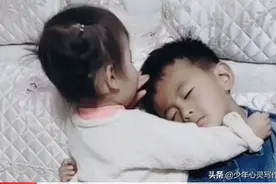 两娃不合是父母之过，一岁半小女孩如此会照顾哥哥，妈妈做了什么图片